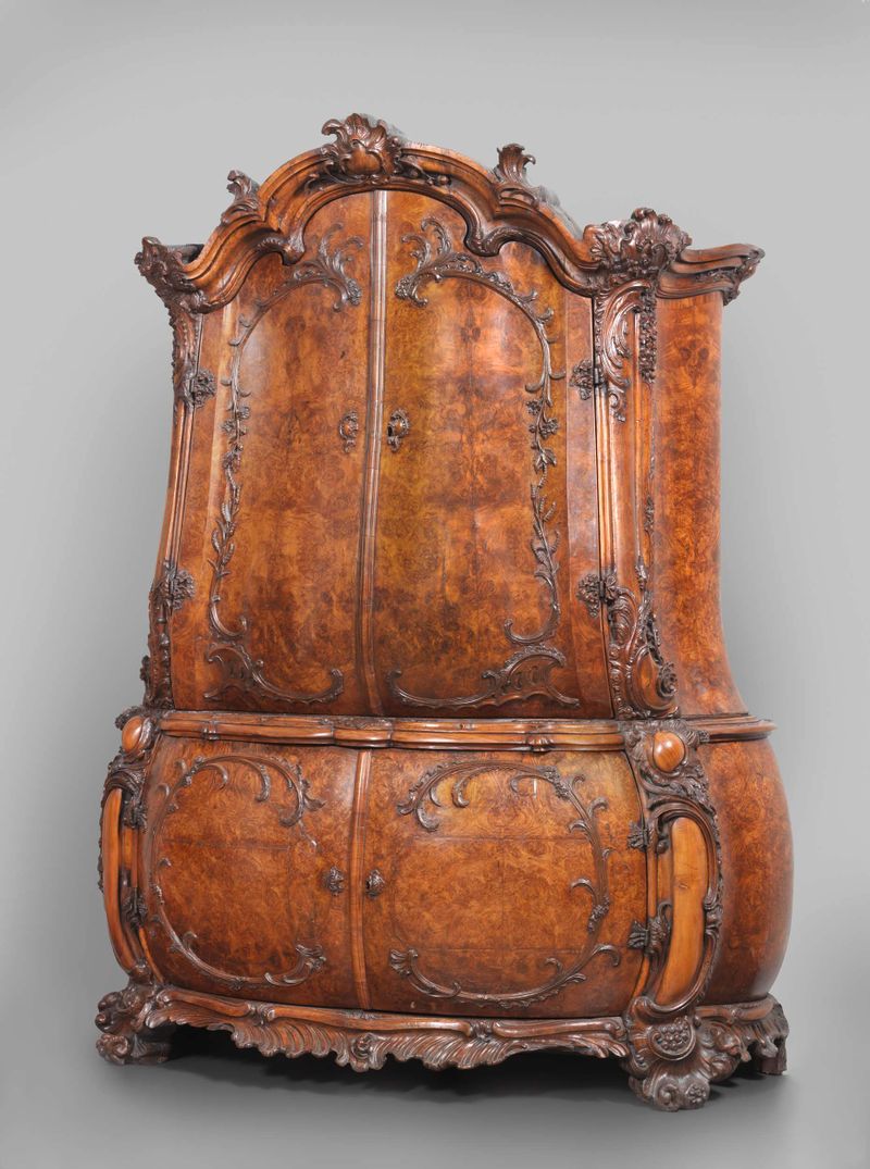 Gabinete de madera curvado con tallas florales y abstractas, medio de madera, artista desconocido