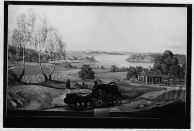 Paisagem romântica de Postmuseum, apresentando uma cena de verão com uma cabana e um lago.