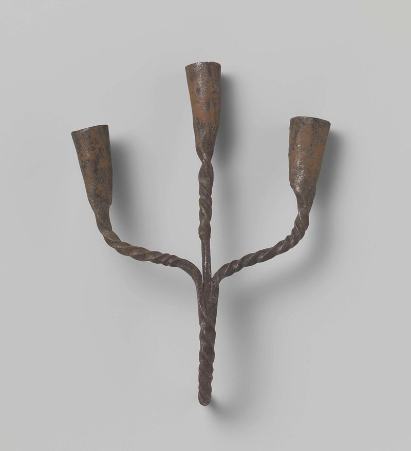 Candelabro de bronce de tres brazos de Unknown Artist