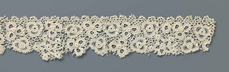 Textil de Unknown Artist con estrellas de cinco puntas y flores con círculos abiertos.