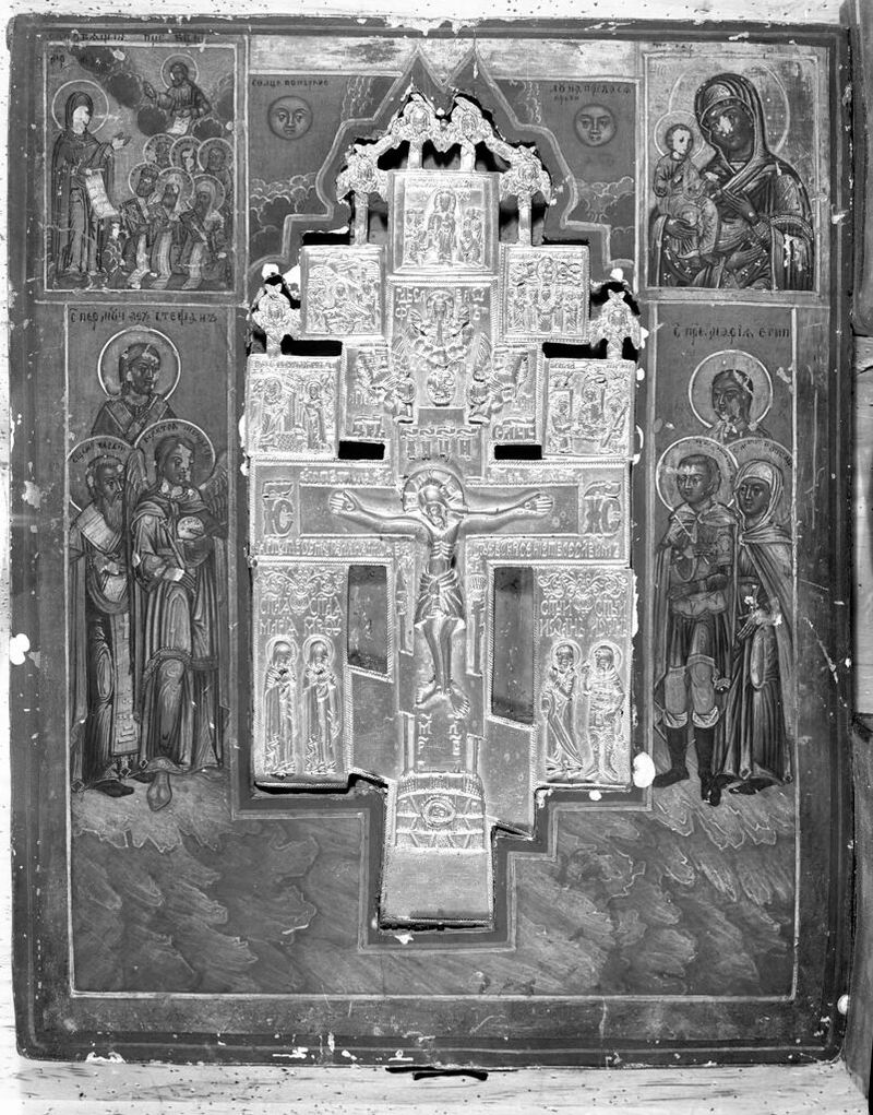 Tempera sobre panel de un artista no identificado que representa una crucifixión con una figura solitaria.