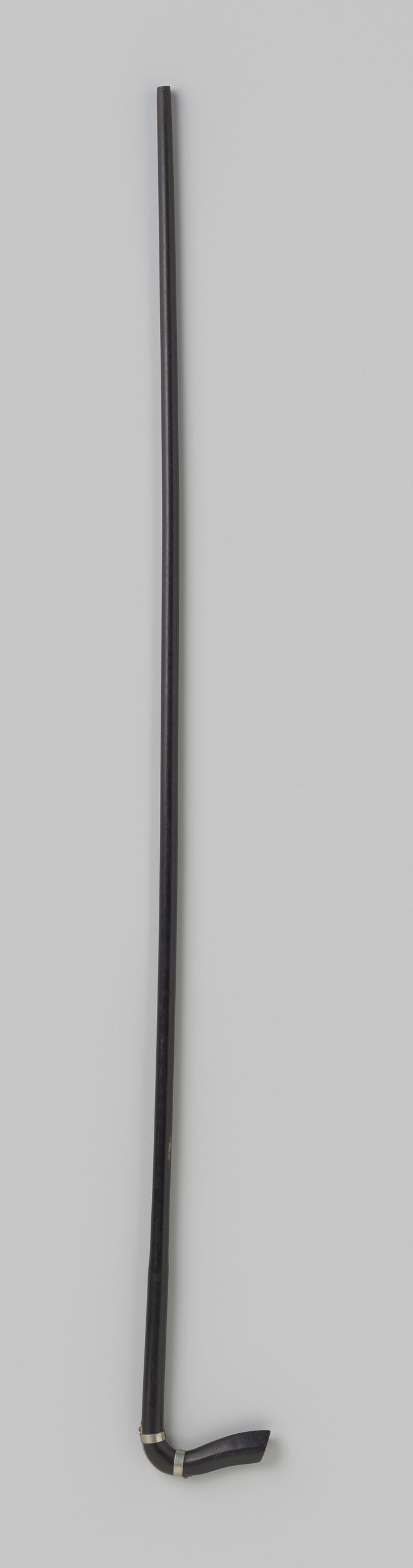 Obra de arte decorativa de Gustav Schnitzler, con un paraguas de madera pintado de negro y anillos plateados.