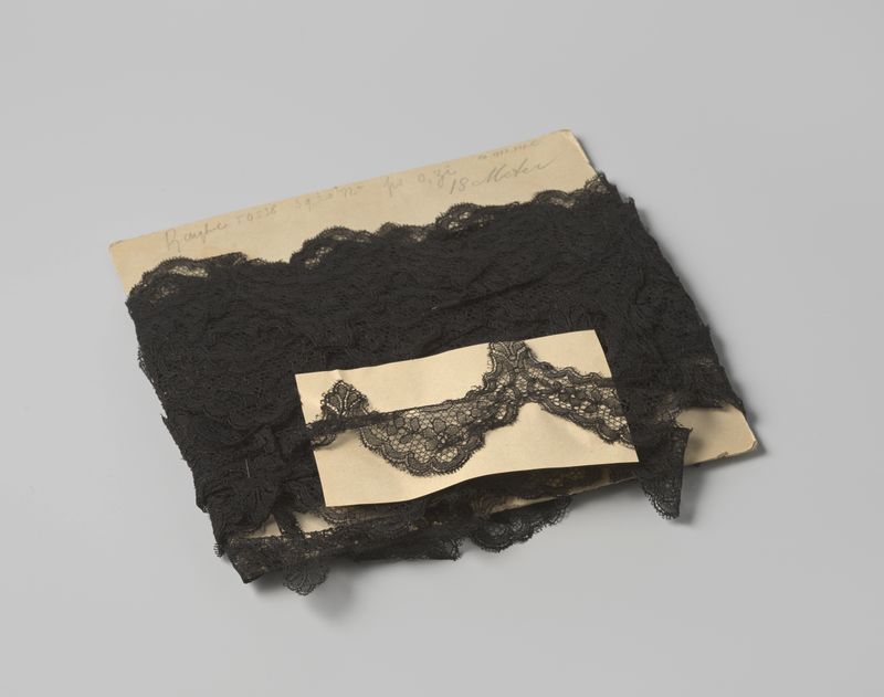 Obra de arte decorativa de Gustav Schnitzler, com padrões florais em papelão.