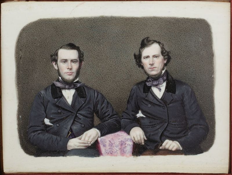 Dos hombres en marfil de Moses B. Russell, en contemplación con luz y sombra.