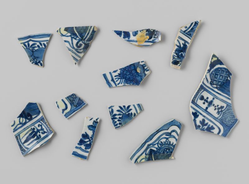 Fragmento de fragmentos de porcelana del barco V.O.C. Witte Leeuw, medio hueso, artista desconocido