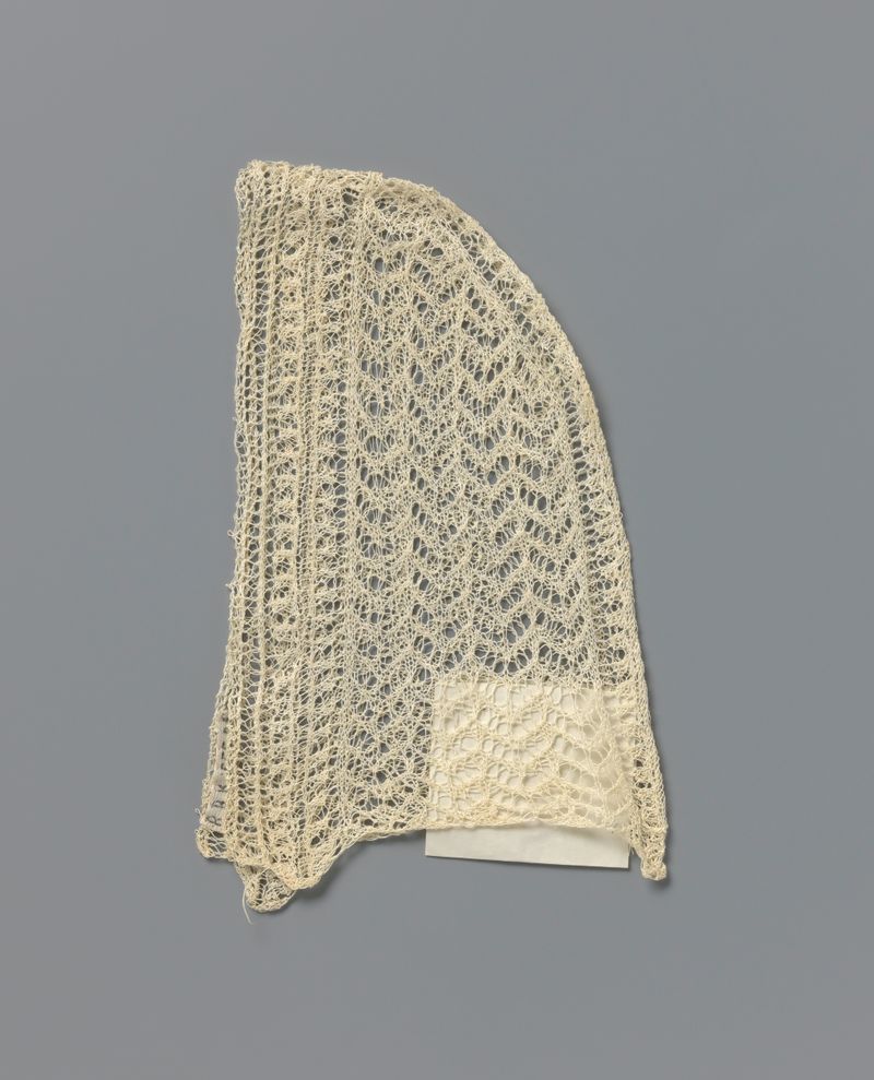 Pieza textil de algodón de Unknown Artist con intrincadas puntadas caladas.