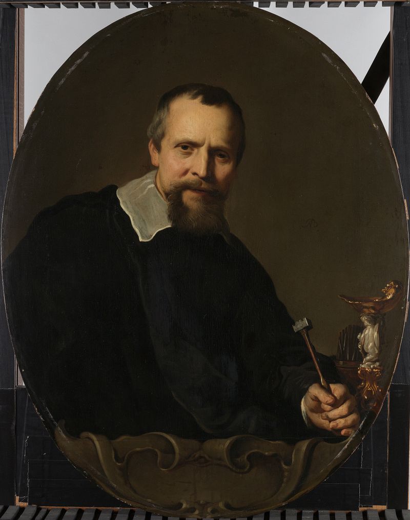 Retrato de Johannes Lutma segurando um martelo de repuxo, óleo sobre painel de Jacob Adriaensz Backer