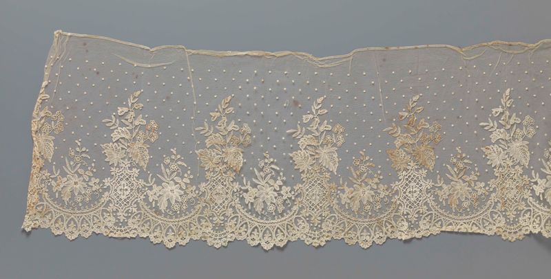Textil de encaje con aplicación floral de Unknown Artist