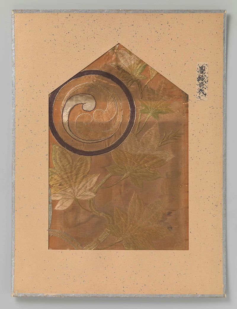 Fragment textiel, un textil de seda de Unknown Artist, que muestra patrones y texturas intrincadas.