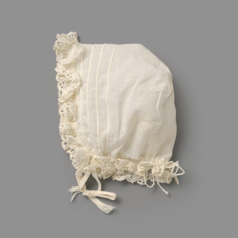 Gorro de renda vitoriana de algodão de Unknown Artist, com bordados intrincados e bordas onduladas.