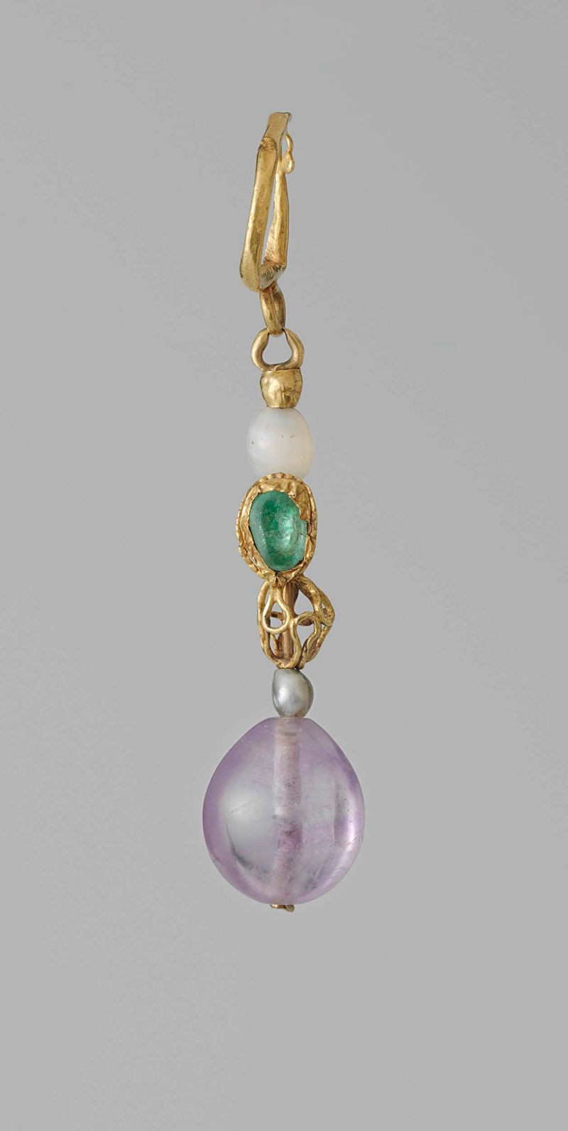 Pendiente dorado de c. 500-700, artista desconocido, medio metal