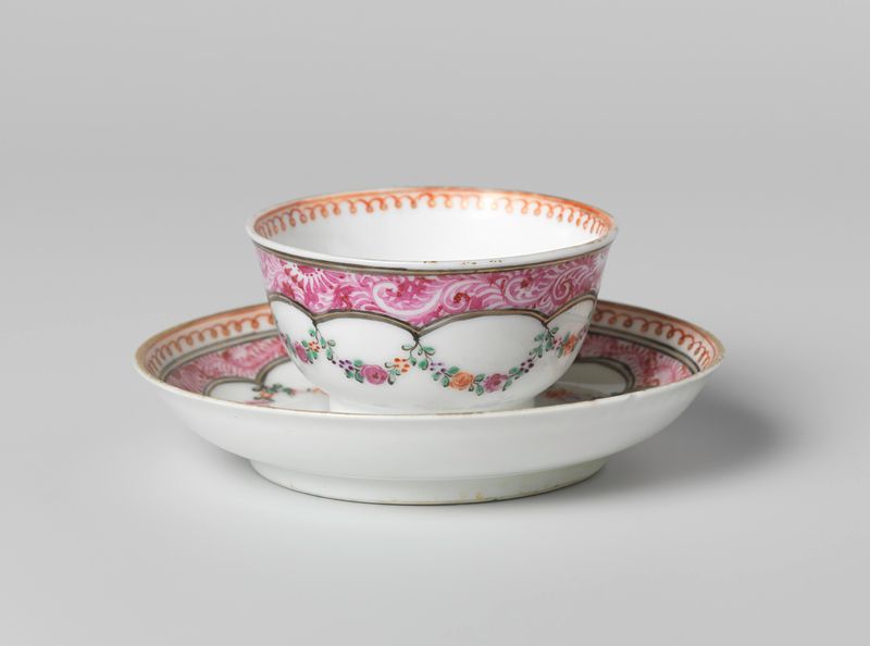 Taza en forma de campana y platillo con guirnaldas florales, porcelana, artista desconocido