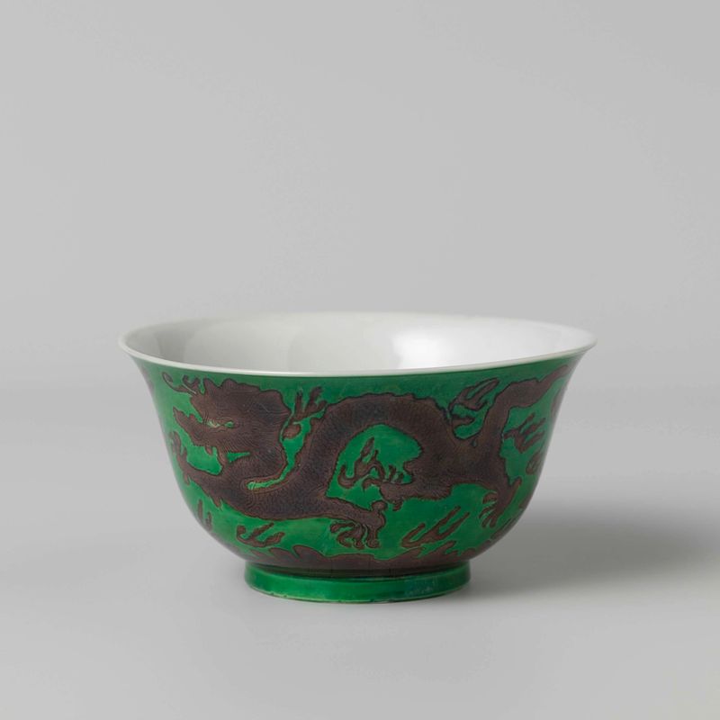 Tigela de porcelana com dragões perseguindo pérolas, artista desconhecido