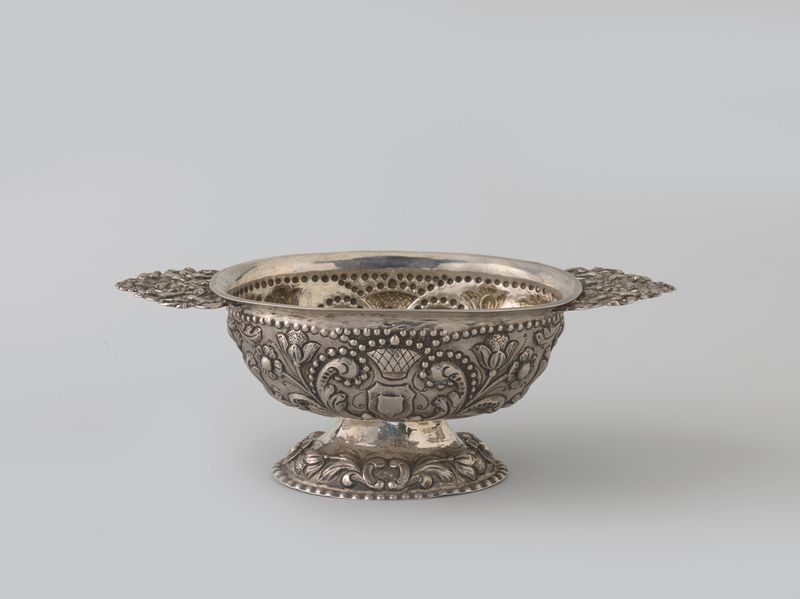 Copa de plata gótica con orejas caladas de Unknown Artist