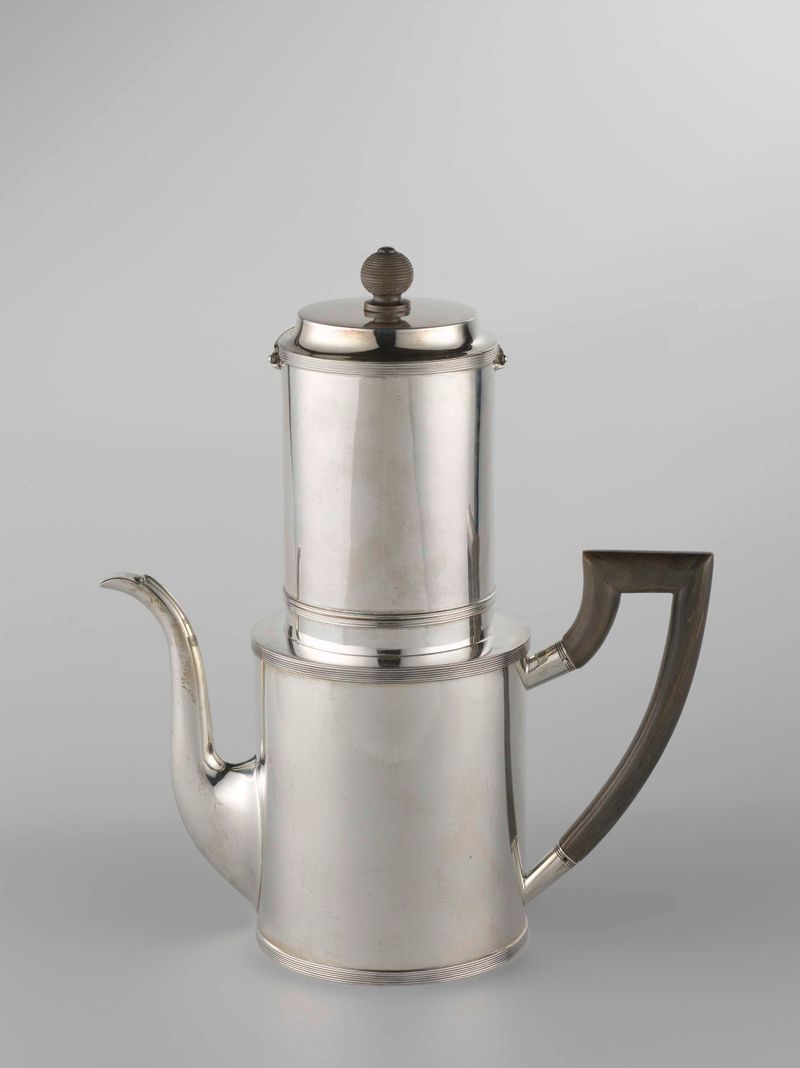 Cafeteira de gotejamento em prata de Fa. Diemont, mostrando uma elegante artesanato.