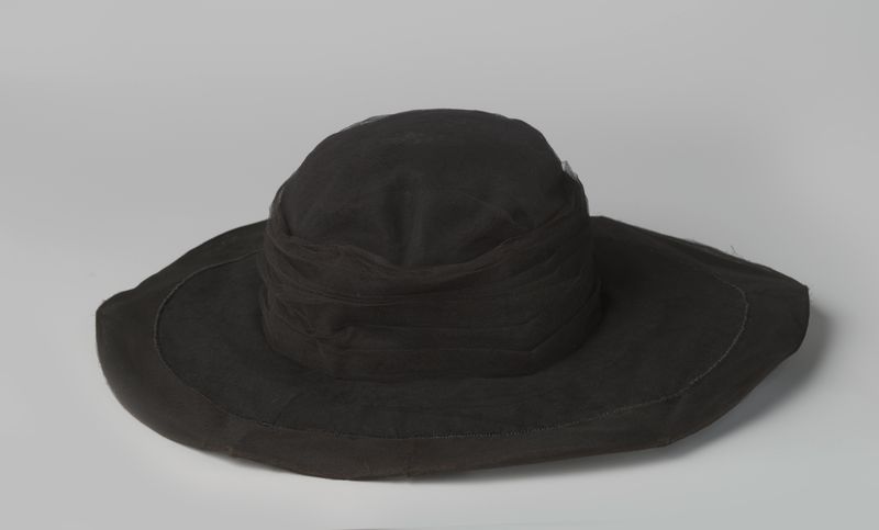 Naturaleza muerta de un sombrero de tul negro con cerezas rojas, óleo sobre lienzo de artista desconocido.