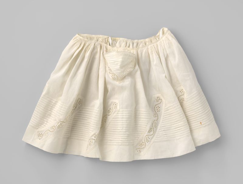 Un vestido de lino para niños con bordado intrincado de Unknown Artist