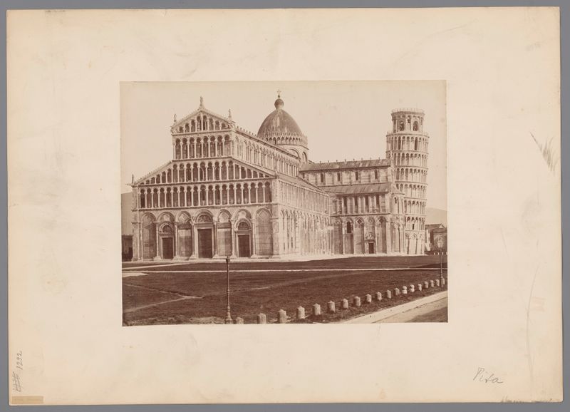albumen print de Alfredo Noack que muestra la Catedral y el Campanile de Pisa, Italia