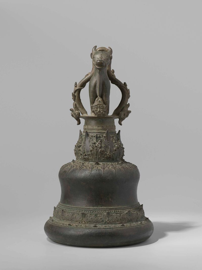 Campana de bronze com um touro no topo, associada a Shiva, de um artista desconhecido