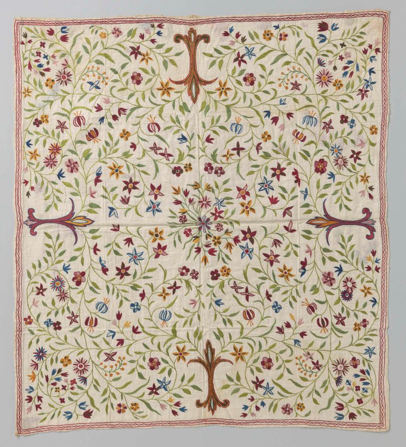 Textil victoriano con bordado colorido y patrones intrincados.