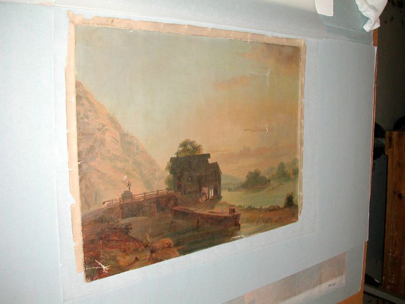 Paisaje con Barco, óleo sobre lienzo de un artista no identificado, que presenta una escena tranquila con tonos terrosos.