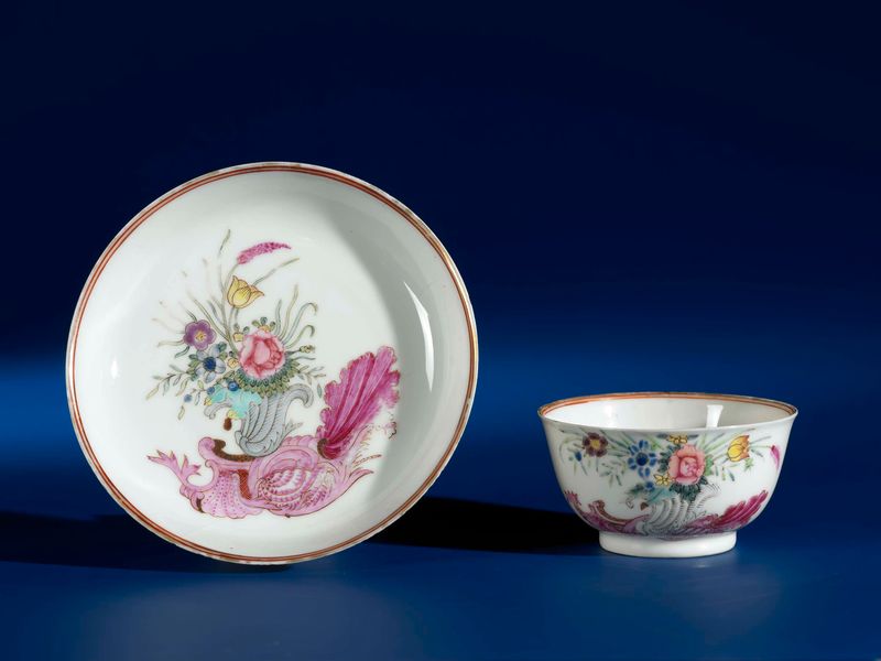 Xícara e pires em forma de sino com ornamento de caracol, porcelana, artista desconhecido
