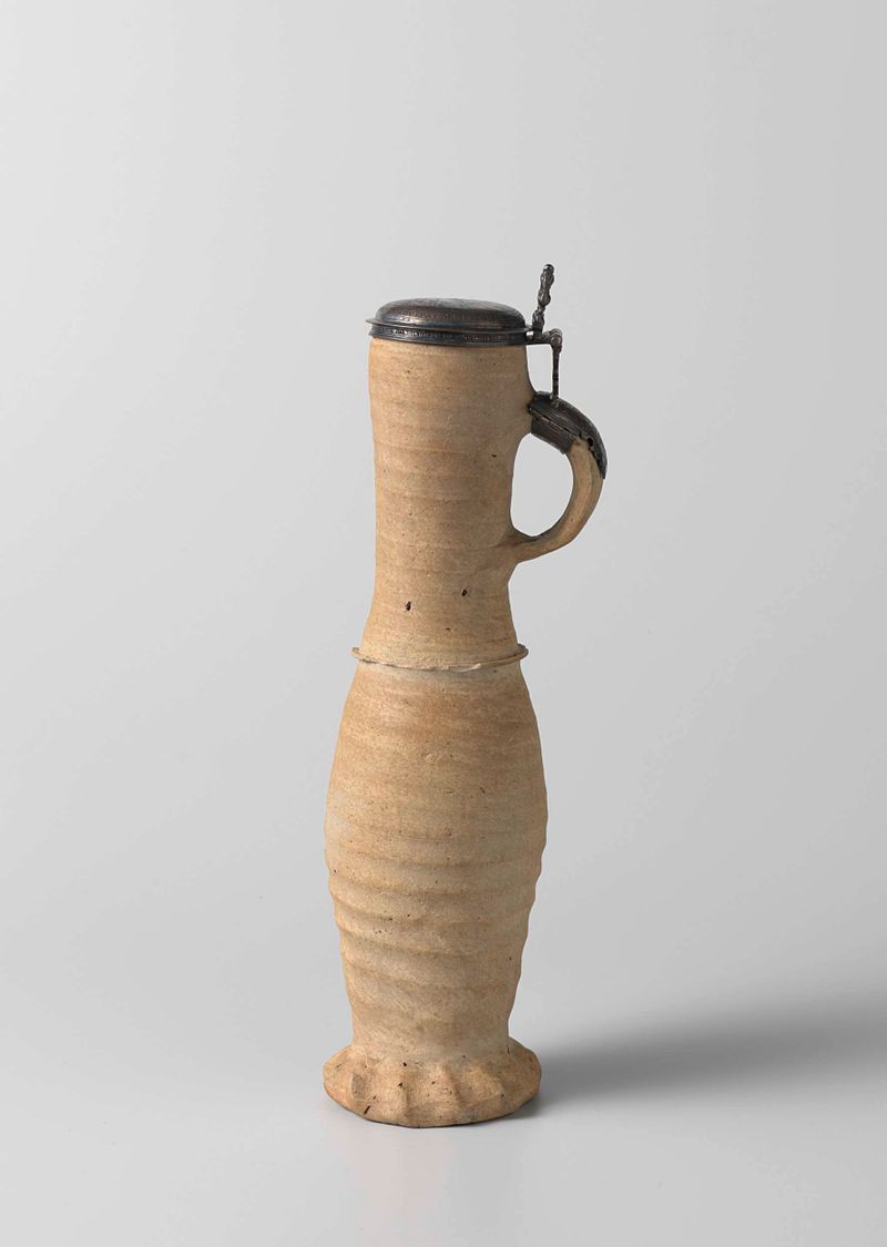 Jarra de cerámica Jacoba con un mango en espiral, artista desconocido