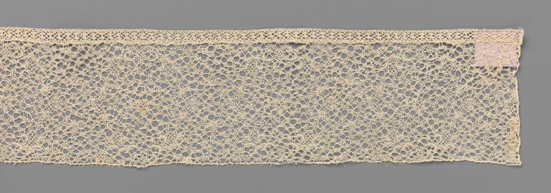 Textil de encaje intrincado de Unknown Artist, con motivos florales en espiral.