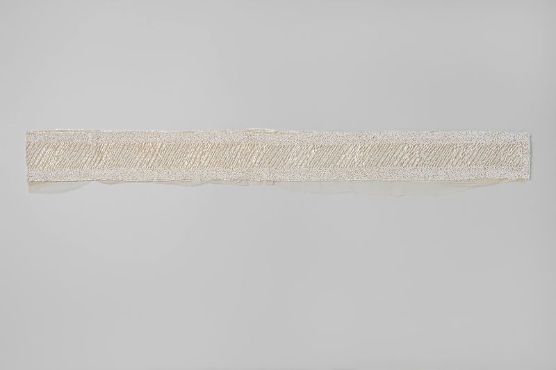 Tapiz bordado con cuentas blancas de Unknown Artist