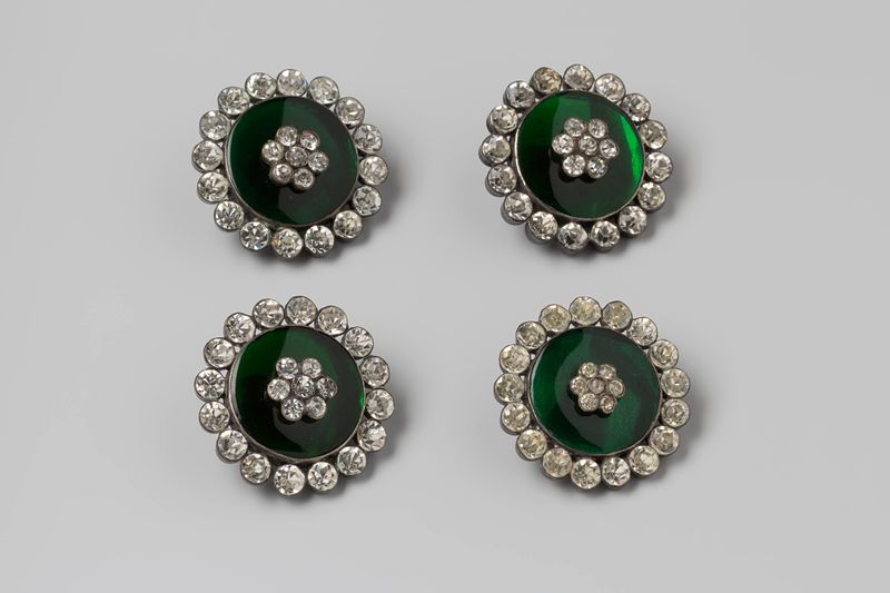 Quatro nós de prata com esmalte verde e strass de Unknown Artist
