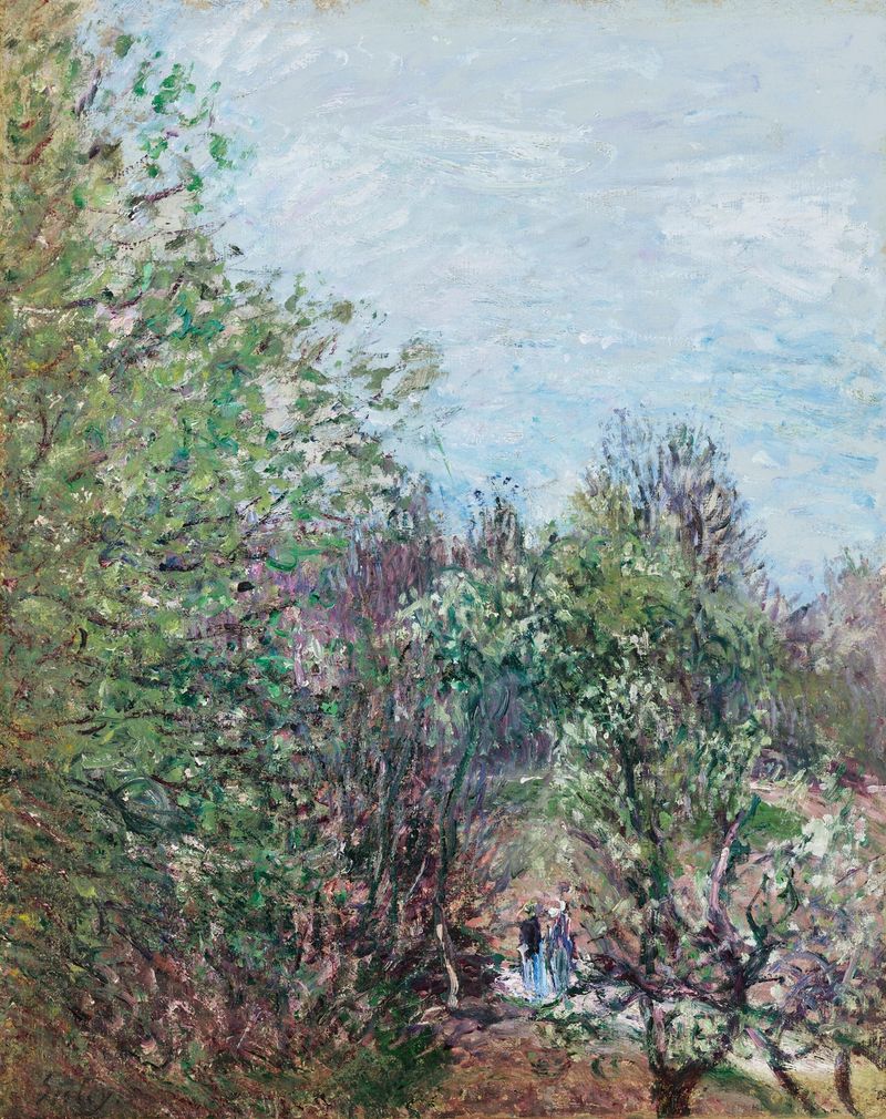 Deux personnages à la lisière d’un bois, óleo de Alfred Sisley mostrando dos figuras en un bosque.