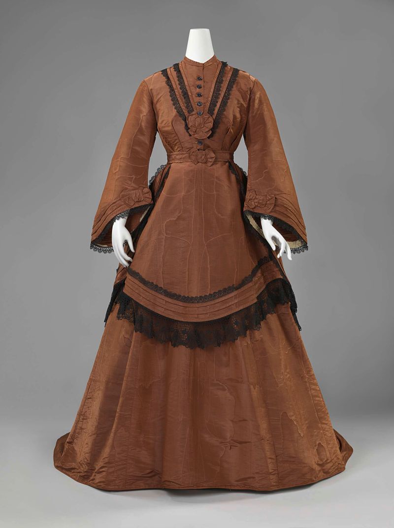 Prenda victoriana hecha de seda marrón moiré por Unknown Artist