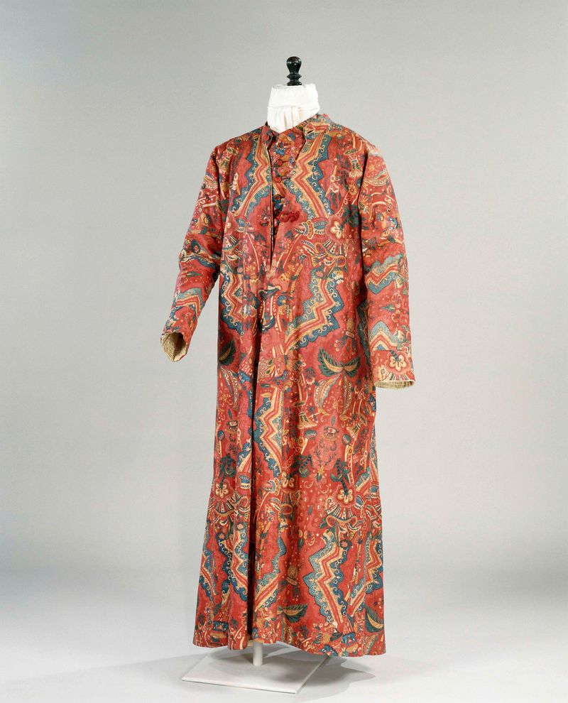 Prenda textil con bordes en zigzag y motivos florales de Unknown Artist