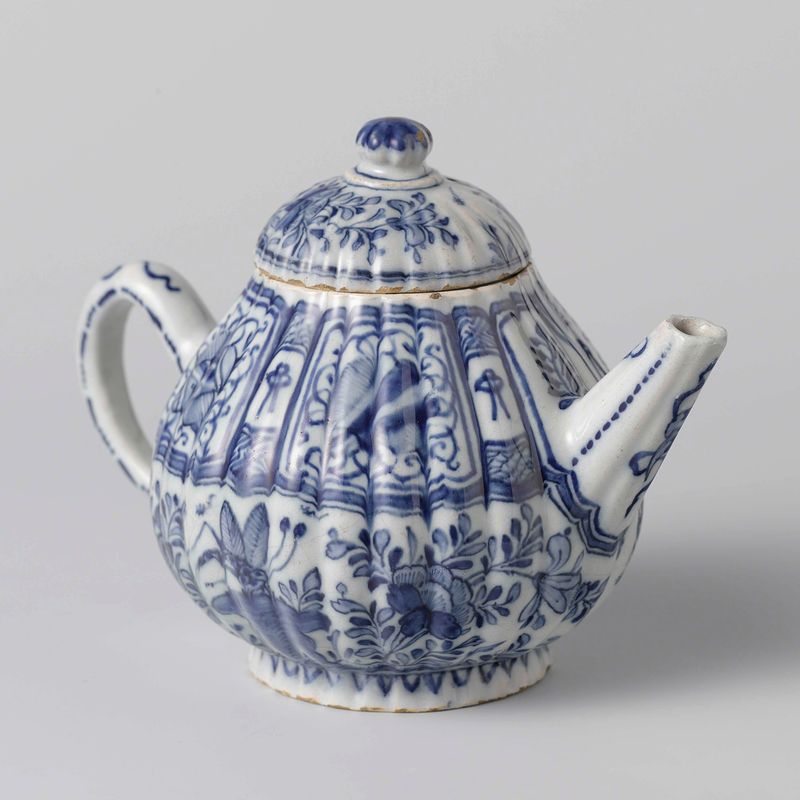Chaleira de cerâmica rococó de artista desconhecido, com detalhes intrincados e esmalte.