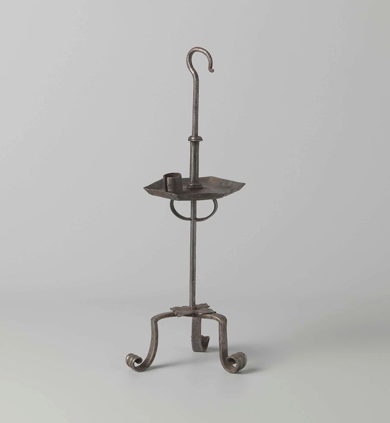 Candelabro de metal com gravuras intrincadas de Unknown Artist