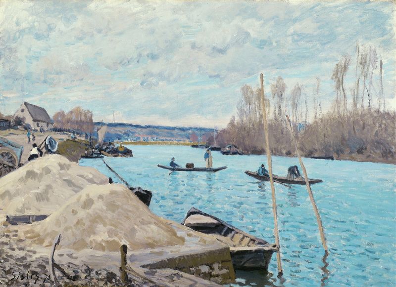 The Seine at Port-Marly, Piles of Sand de Alfred Sisley, óleo que representa un paisaje fluvial.