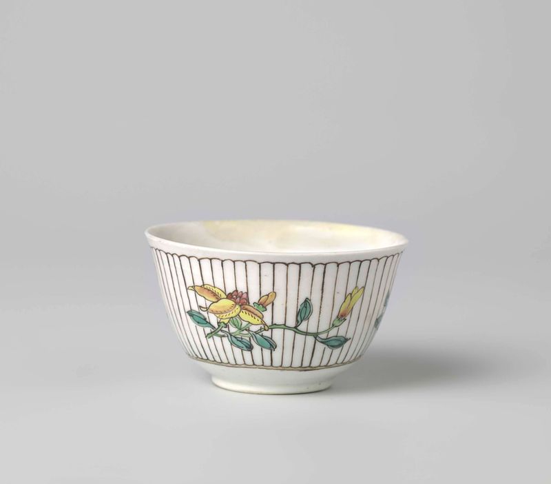 Taza en forma de campana de cerámica con flores, artista desconocido
