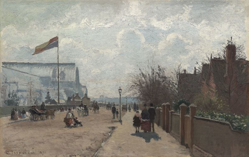 O Crystal Palace de Camille Pissarro, óleo sobre tela, apresenta uma estrutura de vidro sob luz suave.