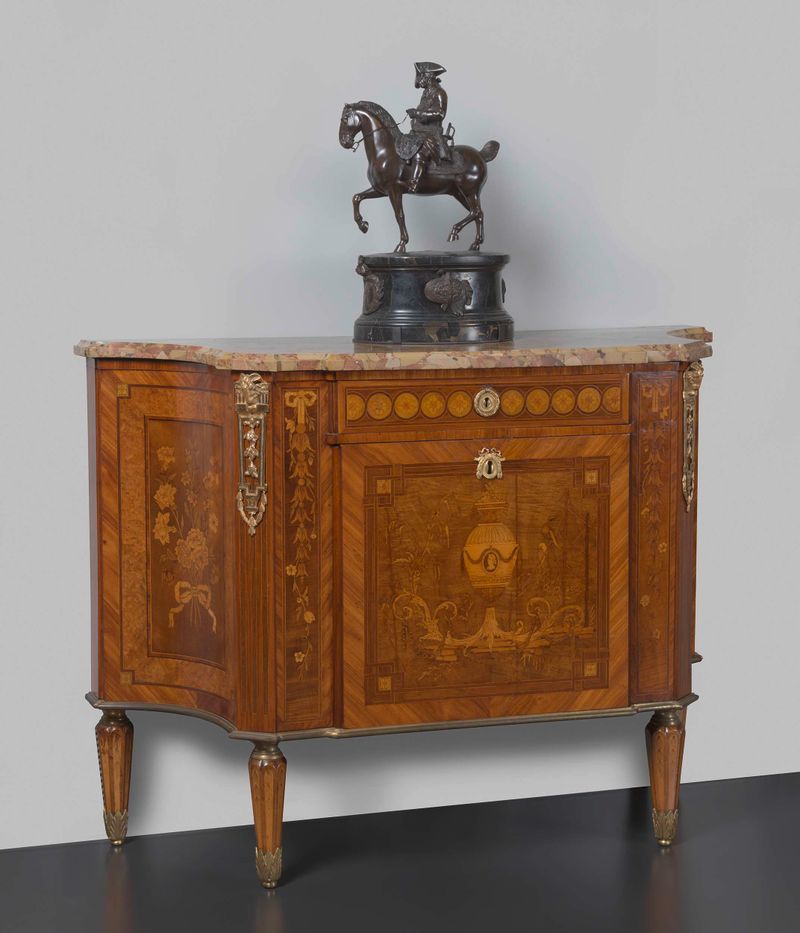 Comoda rococó de Matthijs Horrix, com intrincada decoração em marchetaria