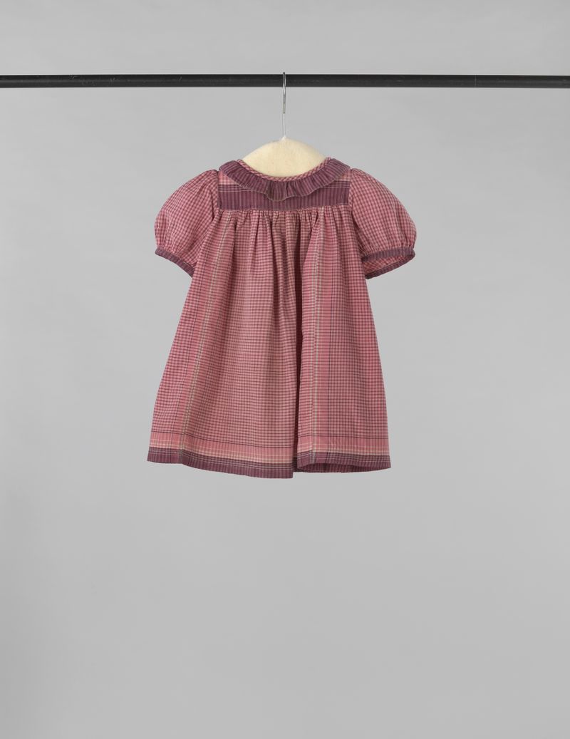 Vestido de tela de Harmina Catharina Baruch-Ponstijn, 1946, con patrones en rosa y púrpura.