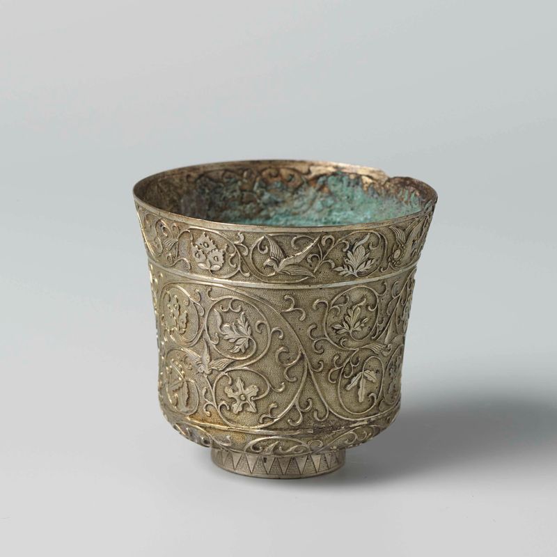 Taza de cerámica con patrones intrincados de un Artista Desconocido