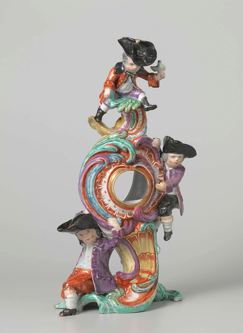 Soporte de reloj decorativo rococó de artista desconocido, c. 1765-1775, hecho de madera pulida