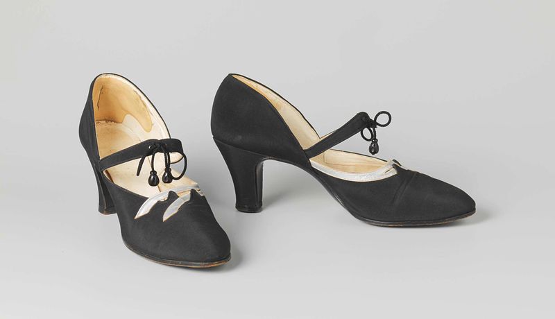 Sapatos de salto alto decorados com faixas onduladas, cetim, Artista Desconhecido