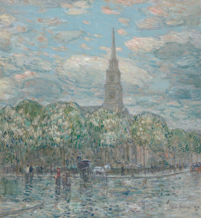 St. Mark’s in the Bowery de Childe Hassam, pintura al óleo que representa una iglesia en un entorno urbano.
