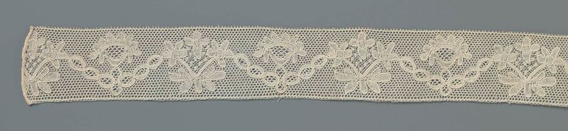 Textil de encaje con patrón en zigzag y ramo triangular de Unknown Artist