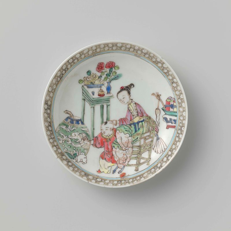 Prato de porcelana com uma mulher e um menino com objetos preciosos, artista desconhecido