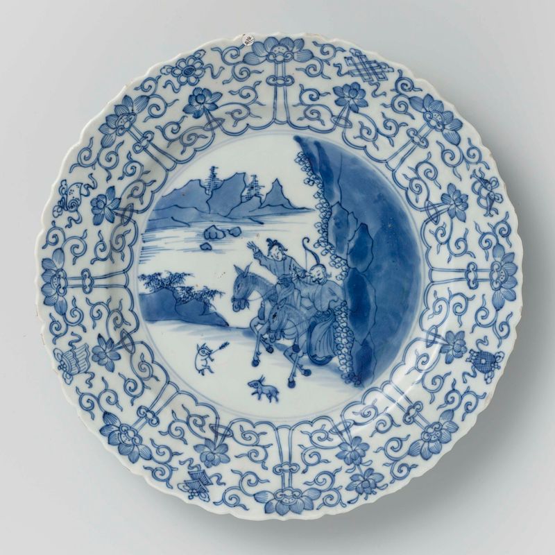Plato hondo con escena de caza, rollos de loto y símbolos auspiciosos, porcelana de Unknown Artist