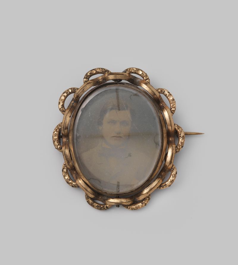 Broche vitoriano com retrato de um jovem, artista desconhecido