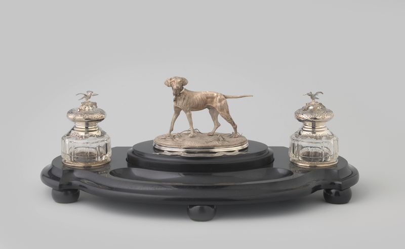 Tintero sobre base esculpida con un perro de Fa. As. Bonebakker en Zoon