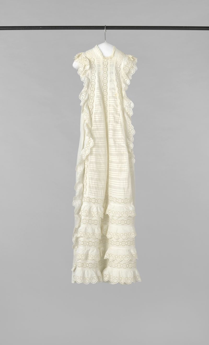Vestido de bebé textil victoriano con bordado intrincado de Unknown Artist
